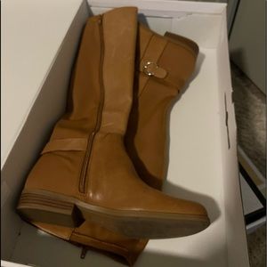 Nine West 71/2 brown boots, stretchy back part light scratches on the front